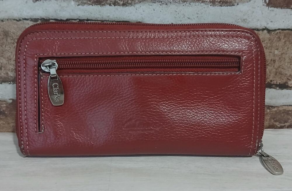 Clarks Red Leather Wallet Zip Around 8x4 Pockets 8 Credit Card Slots Zip Pockets